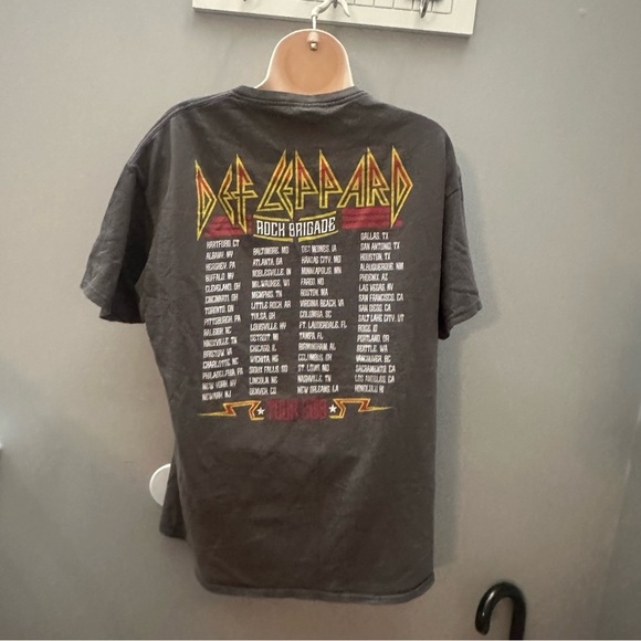Gray Graphic T-Shirt Def Leppard Rock Brigade 2018 Tour Tshirt Mens Large - Picture 2 of 3